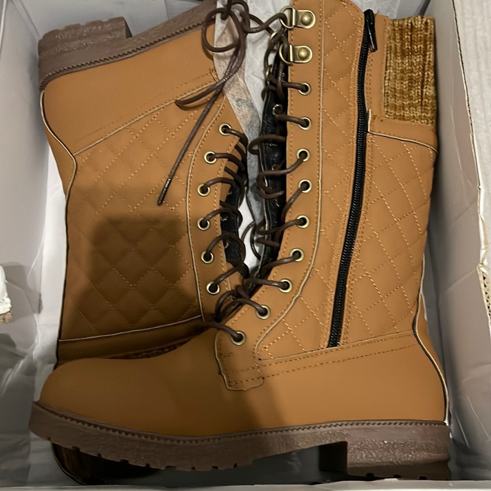 These boots are a brown color and size 6.
